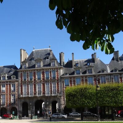 Place des Vosges - Hôtels particuliers parisiens